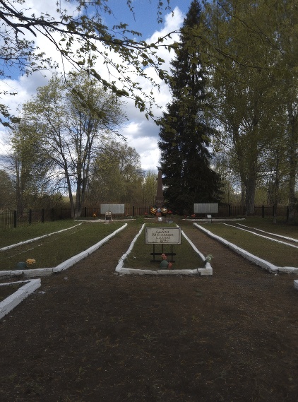 Воинское кладбище, где похоронены воины Советской Армии, погибшие в боях с немецко-фашистскими захватчиками в период Великой Отечественной войны 1941-1945 гг.